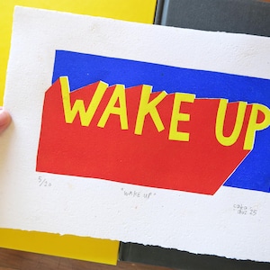 Impresión linográfica audaz "Despierta" – Decoración de pared de edición limitada impresa a mano, regalo para amantes del arte pop, rojo, azul y amarillo, colores vibrantes / ÇAÇİÇAKADUZ