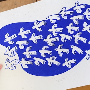 DANCE of STARLINGS Stampa linoleografica A3 - Pace, libertà, stormo di uccelli in volo Decorazione murale, regalo per ammiratori dell'arte / Edizione limitata - CACICAKADUZ