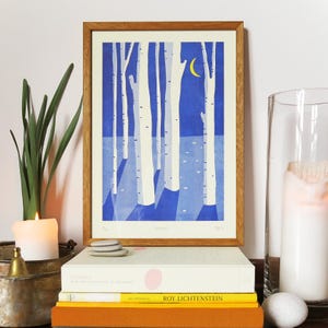 Stampa Risograph A3 con cornice FOREST - Notte nel bosco, cielo azzurro, regalo per gli amanti degli alberi, opera d'arte raffigurante la luna / Edizione limitata CACICAKADUZ