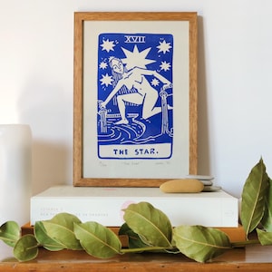 Stampa Linoleografia con Cornice THE STAR - Carta dei Tarocchi Blu Vivace, Opera d'Arte Femminile, Stampata a Mano, Regalo Esoterico, Astrologia da Parete / Edizione Limitata