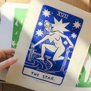 THE STAR linosnede print-vrouw met glanzende sterren kunst aan de muur, handgedrukt, levendig blauw origineel kunstwerk, esoterisch cadeau | Beperkte oplage