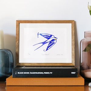 Stampa linoleografica incorniciata "Rondine Volante" - Opera d'arte originale, decorazione murale raffigurante un uccello azzurro, regalo per gli amanti dell'arte / Edizione limitata