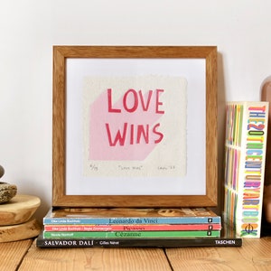 Stampa Linoleografia "Love Wins" con cornice - Tipografia rosa e rossa, decorazione murale LGBTQ Pride, regalo per gli amanti dell'arte / Edizione limitata