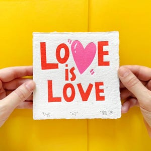 Impresión linográfica "Love is Love" - Tipografía LGBT en rosa y rojo, regalo para enamorados, arte mural original / Edición limitada - Cacicakaduz