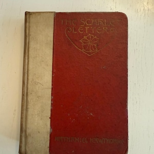 Impression en 1892 de La lettre écarlate de Nathaniel Hawthorne