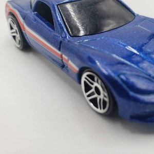 Hot Wheels Corvette C6 métallisé bleu foncé General Motors cadeau d'anniversaire parfait petite voiture de collection à l'échelle