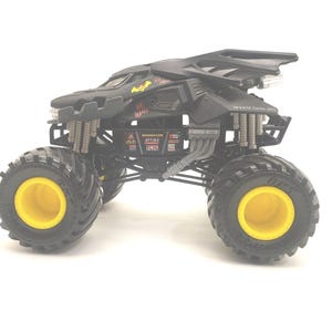 Batman Monster Truck Black: Monster Jam 1/24 Scale Die-Cast Car Collectible image 6