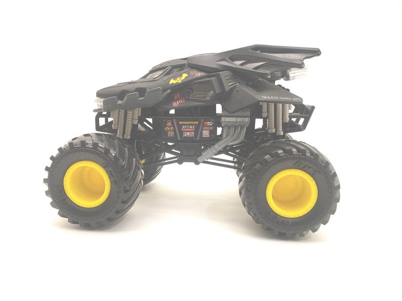 Batman Monster Truck Black: Monster Jam 1/24 Scale Die-Cast Car Collectible image 6