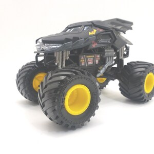 Batman Monster Truck Black: Monster Jam 1/24 Scale Die-Cast Car Collectible image 7