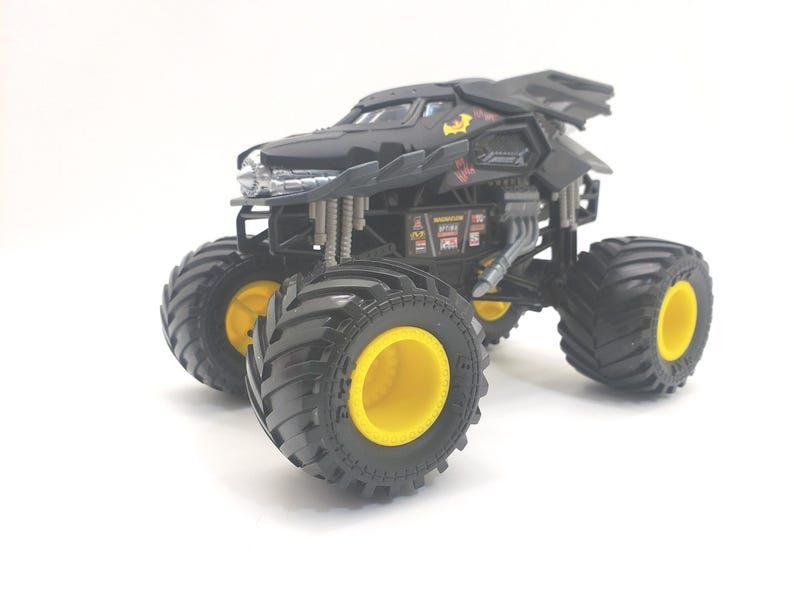 Batman Monster Truck Black: Monster Jam 1/24 Scale Die-Cast Car Collectible image 7