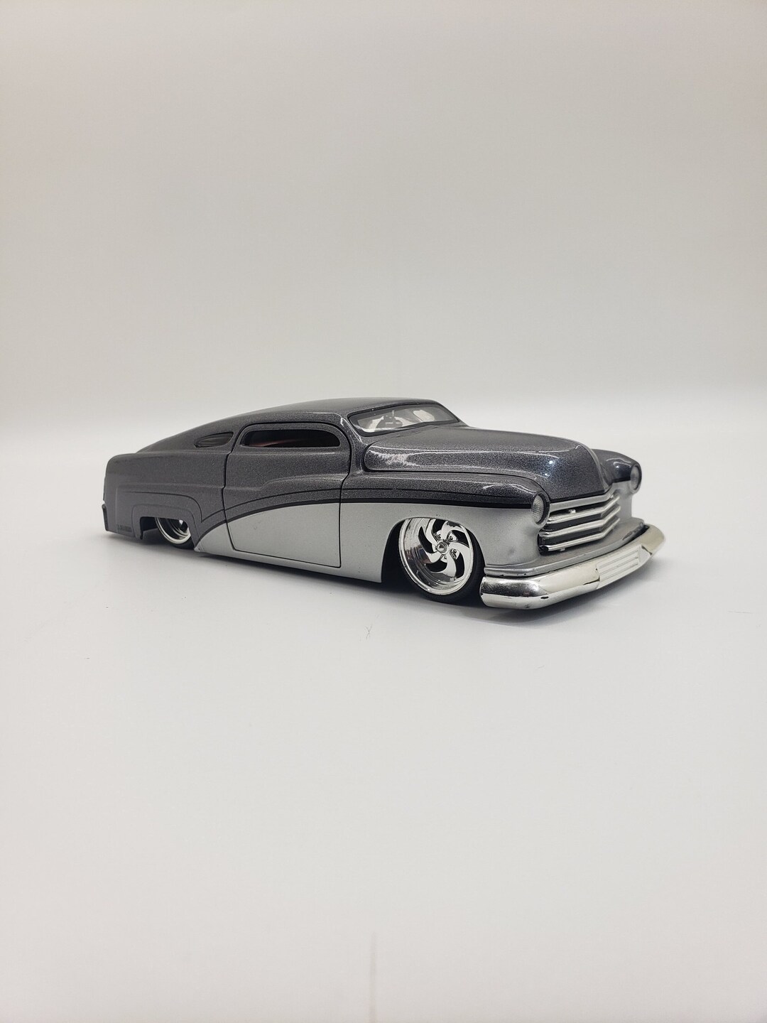 Jada Toys 1/24 1951 シボレー 1951 MERCURY SILVER W/FLAME GRAPHICS 1/24 DIECAST MODEL CAR