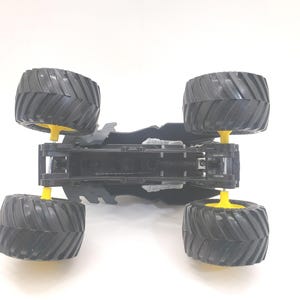 Batman Monster Truck Black: Monster Jam 1/24 Scale Die-Cast Car Collectible image 10
