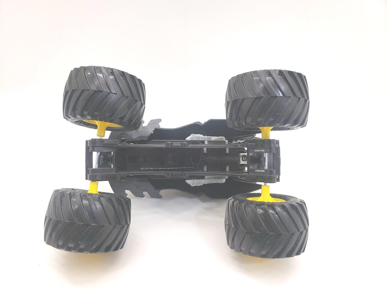 Batman Monster Truck Black: Monster Jam 1/24 Scale Die-Cast Car Collectible image 10