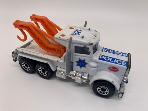 Matchbox Peterbilt Wreck Truck Police M9 Miniature Scale Toy Car