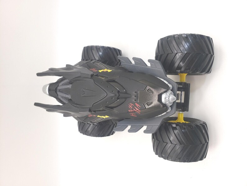 Batman Monster Truck Black: Monster Jam 1/24 Scale Die-Cast Car Collectible image 9