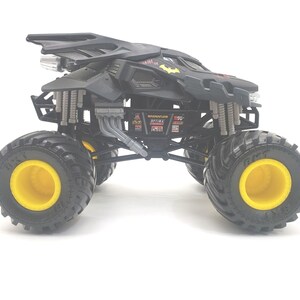 Batman Monster Truck Black: Monster Jam 1/24 Scale Die-Cast Car Collectible image 2