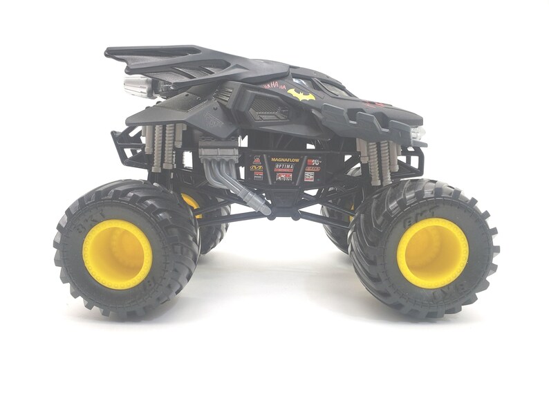 Batman Monster Truck Black: Monster Jam 1/24 Scale Die-Cast Car Collectible image 2