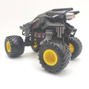 Batman Monster Truck Black: Monster Jam 1/24 Scale Die-Cast Car Collectible image 5