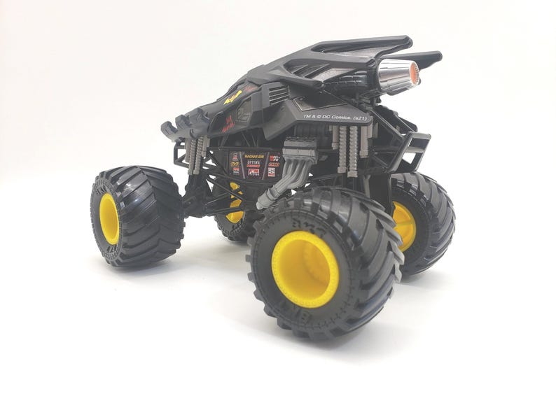 Batman Monster Truck Black: Monster Jam 1/24 Scale Die-Cast Car Collectible image 5