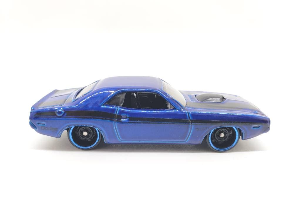 Hot Wheels '70 Dodge Hemi Challenger Metalflake Blue Exclusive Die