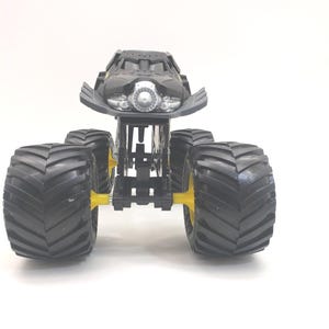 Batman Monster Truck Black: Monster Jam 1/24 Scale Die-Cast Car Collectible image 8