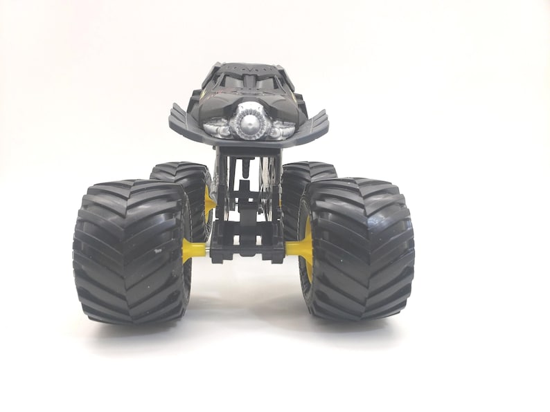 Batman Monster Truck Black: Monster Jam 1/24 Scale Die-Cast Car Collectible image 8