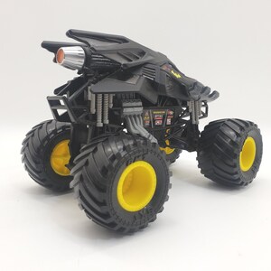 Batman Monster Truck Black: Monster Jam 1/24 Scale Die-Cast Car Collectible image 3