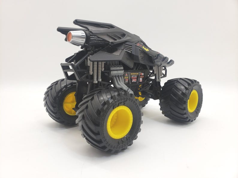 Batman Monster Truck Black: Monster Jam 1/24 Scale Die-Cast Car Collectible image 3