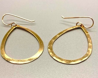 Gold Tropfen Ohrringe, baumeln Ohrringe, handgemachter Schmuck, 14k Goldfüllung, gehämmert eine Seite, Tropfen Länge zwei Zoll