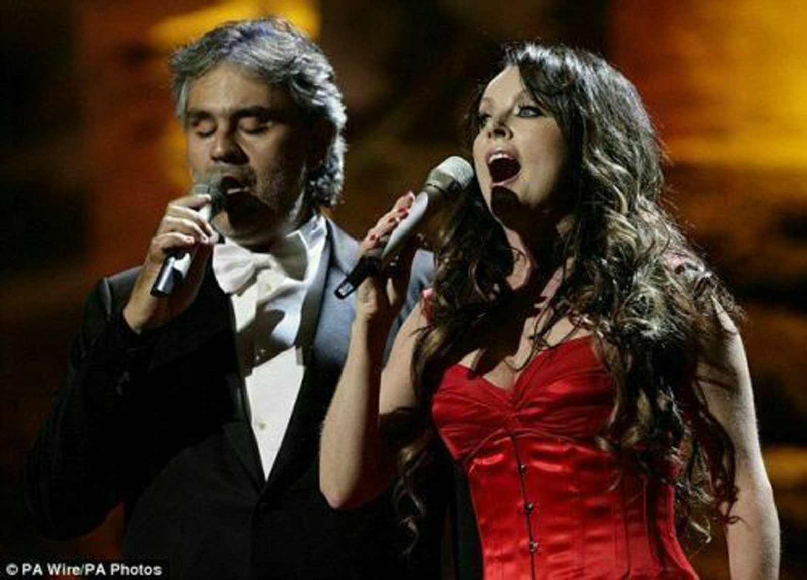 Человек поет. Песни которую поют дуэтом. Песни которую поют дуэтом. Веселое фото дуэта. Смешные дуэты.