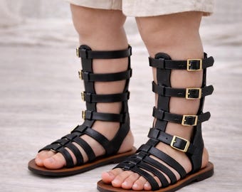 Sandálias gladiadoras infantis de couro grego, unissex, cano alto, com tiras, ideais para o verão. Sandálias romanas infantis com fivela. Ótimo presente para crianças.