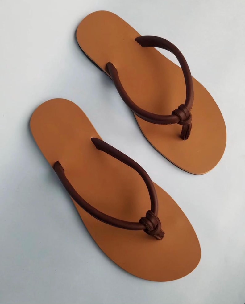 barefoot flipflop thong sandal poolside resort summer vacation