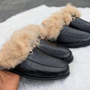 Chinelo masculino estilo mule, sem calcanhar, forrado com pele, em couro texturizado com detalhe de bridão, modelo slip-on, luxuoso, ideal para o inverno. Ótimo presente para ele.