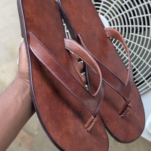 travel friendly leather flip flop men