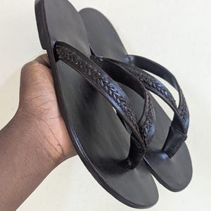 Sandalias de dedo para hombre, de cuero trenzado, tipo chancla, hechas a mano, color marrón, ideales para el verano, cómodas para el día a día y para viajar. Un regalo perfecto para él.