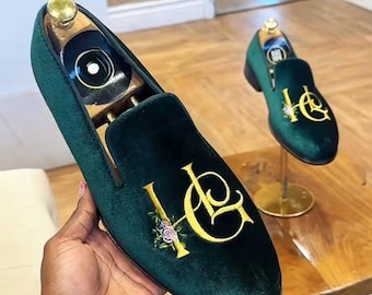 handgemaakte geborduurde herenjurk met monogram fluwelen leren loaferschoenen gepersonaliseerd op maat gemaakt schoeiselcadeau