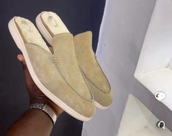 mocasines de ante para hombre hechos a mano, sin talón, con puntera cerrada, color beige tostado, estilo minimalista, elegantes e informales, ideales como regalo de viaje para él.