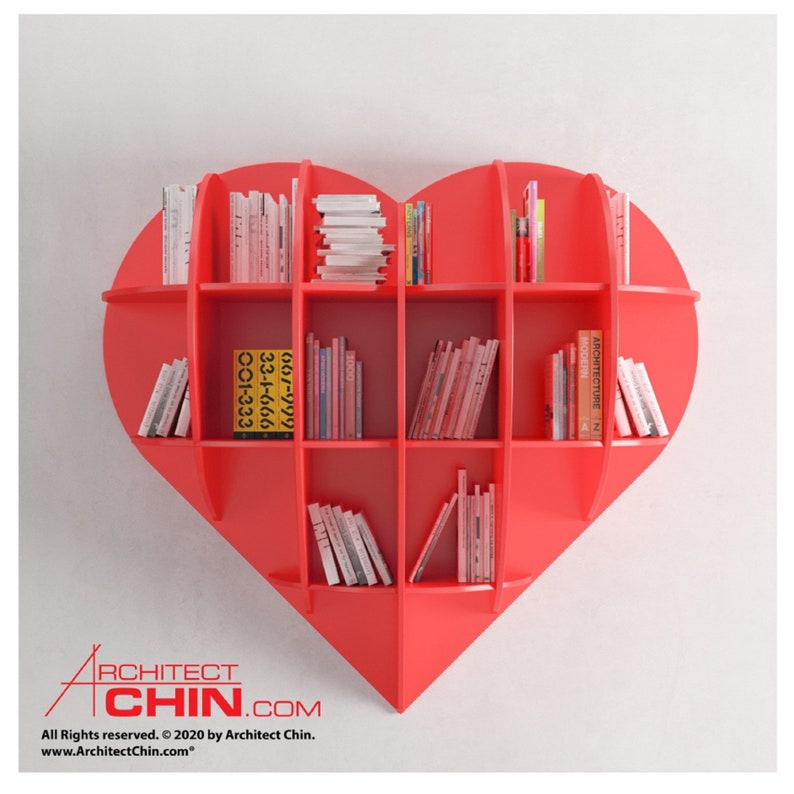 Pu&ograve; includere: Una libreria a forma di cuore rosso con pi&ugrave; ripiani pieni di libri. La libreria &egrave; montata su una parete bianca. Il testo "ARCHITECT CHIN.COM" &egrave; stampato sotto la libreria.