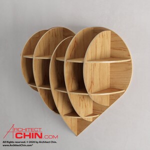 Pu&ograve; includere: Un'unit&agrave; a mensola in legno a forma di cuore con pi&ugrave; ripiani. I ripiani sono disposti in un motivo circolare, creando un design unico e moderno.