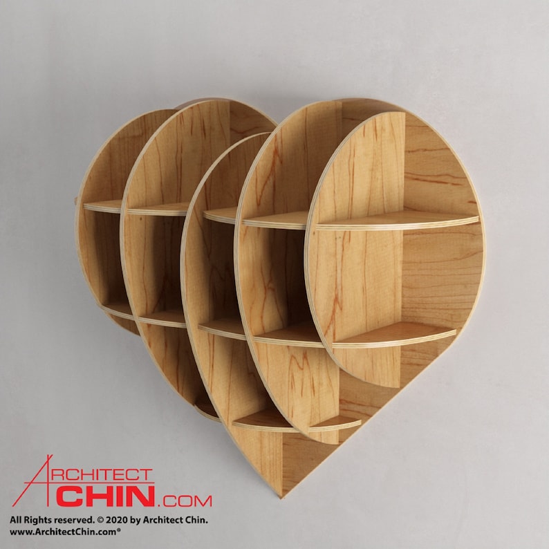 Pu&ograve; includere: Un'unit&agrave; a mensola in legno a forma di cuore con pi&ugrave; ripiani. I ripiani sono disposti in un motivo circolare, creando un design unico e moderno.