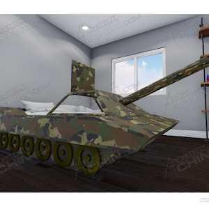 Può includere: Un letto a forma di carro armato giocattolo con un motivo mimetico verde, marrone e nero. Il letto ha un cannone rialzato, un cuscino bianco e una finestra trasparente. Il letto si trova in una stanza con pavimento in legno e una finestra con vista sul cielo.