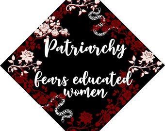 Patriarchat obawia się wykształconych kobiet. Czapka absolwentki. PNG | Feministyczny projekt czapki absolwentki. Pobierz natychmiast.