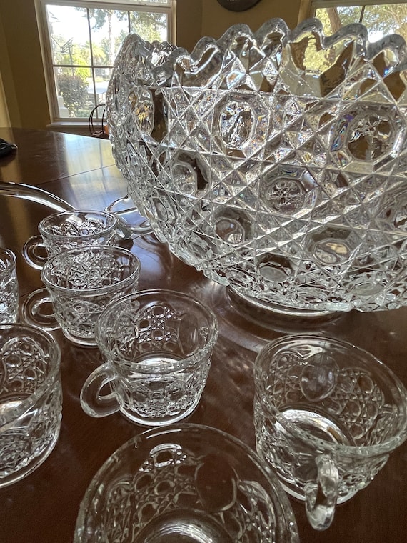 Vintage L.E. Smith Daisy & Button Crystal Punch Bowl Set – 26