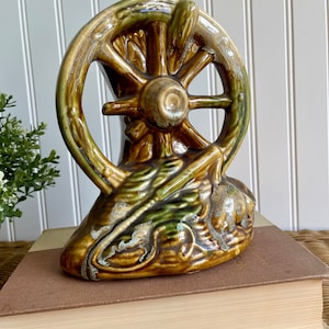 Vintage McCoy Wagon Wheel Vase – 1950s Brown Green Cream Ceramic – Western Ranch Decor – Cow Skull Tree Trunk Pottery