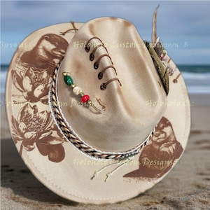 Può includere: Cappello da cowboy color beige con stampa di lontra e fiori marroni. Il cappello presenta un ciondolo decorativo con perline verdi, rosse e bianche. Ha una fascia intrecciata e lacci in pelle marrone.