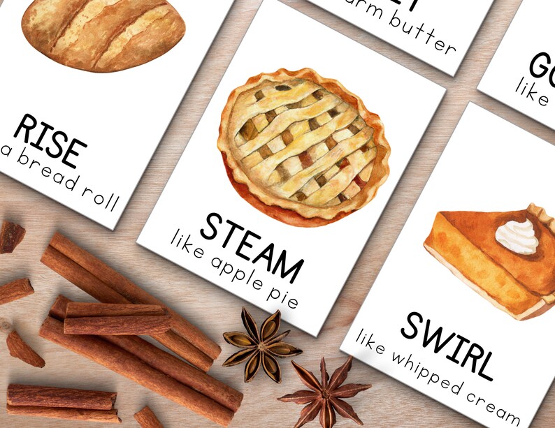 K&ouml;nnte beinhalten: Vier wei&szlig;e Karten mit Aquarell-Illustrationen von Speisen und Text, der die Speisen beschreibt. Die erste Karte zeigt ein Br&ouml;tchen und den Text "RISE like a bread roll". Die zweite Karte zeigt einen Apfelkuchen und den Text "STEAM like apple pie". Die dritte Karte zeigt einen K&uuml;rbiskuchen mit Schlagsahne und den Text "SWIRL like whipped cream". Die vierte Karte zeigt eine Butterportion und den Text "MELT like warm butter".