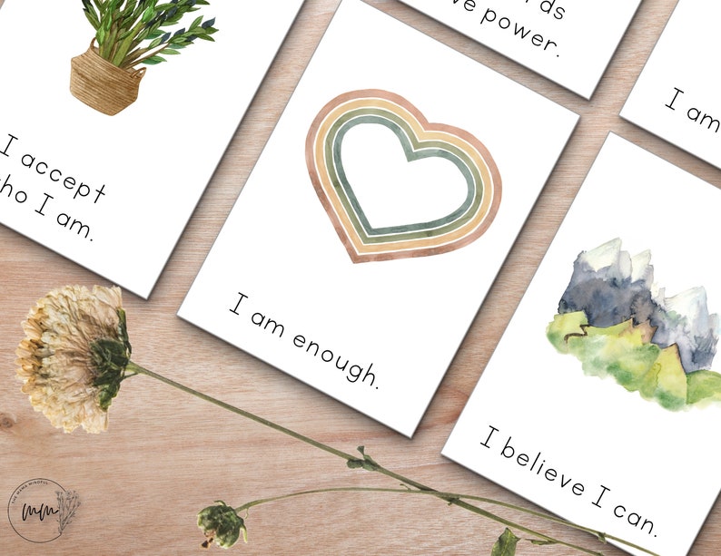Peut inclure: Quatre cartes d'affirmation avec des illustrations &agrave; l'aquarelle. Les cartes pr&eacute;sentent les phrases "J'accepte qui je suis", "Je suis assez", "Je crois que je peux", et "J'ai le pouvoir".