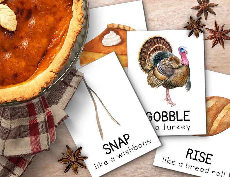 K&ouml;nnte beinhalten: Vier druckbare Karten mit Aquarell-Illustrationen zum Thema Thanksgiving. Die Karten zeigen einen K&uuml;rbiskuchen, einen Truthahn, einen Wunschknochen und ein Br&ouml;tchen. Jede Karte hat einen Thanksgiving-bezogenen Spruch, wie "Gobble a turkey" und "Snap like a wishbone".