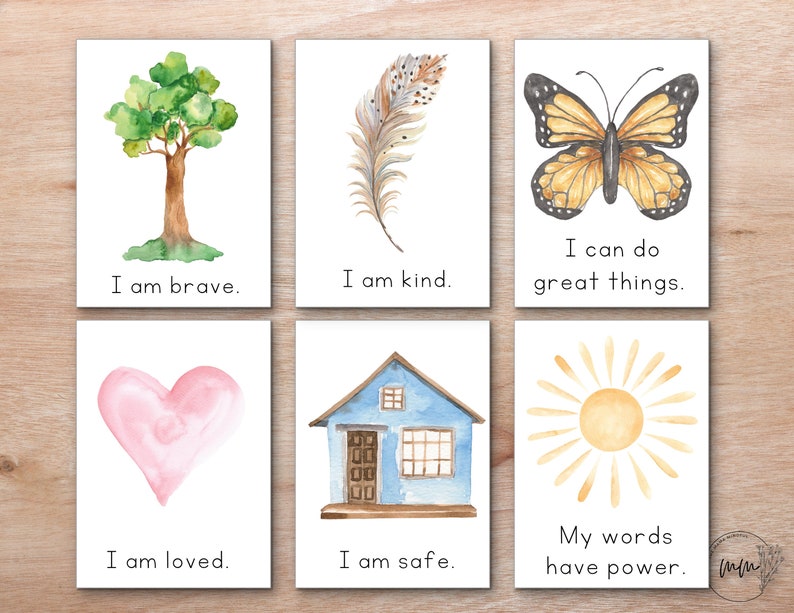 Peut inclure: Six illustrations &agrave; l'aquarelle sur des cartes blanches avec des affirmations positives. Les illustrations comprennent un arbre, une plume, un papillon, un c&oelig;ur, une maison et un soleil.