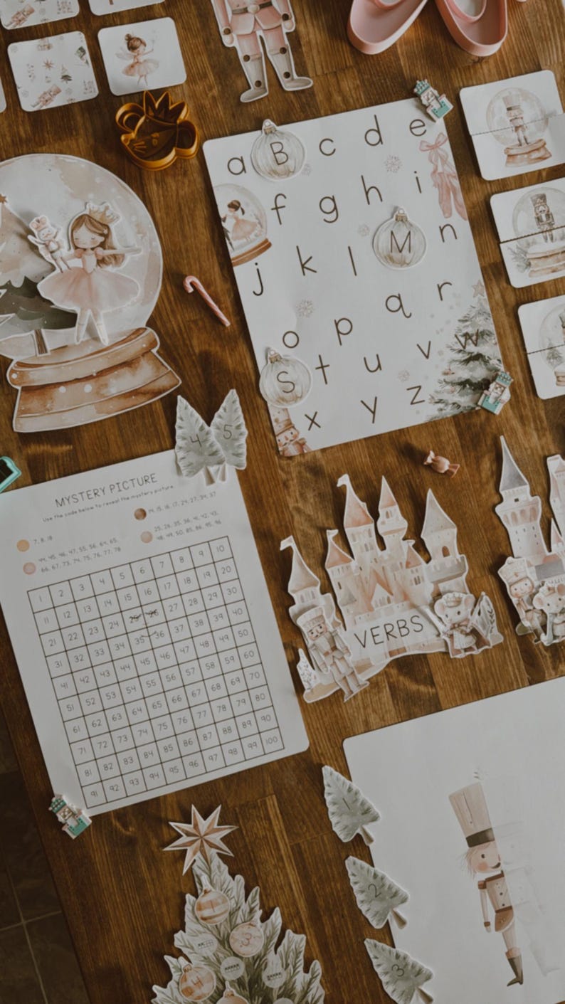 Peut inclure: Ensemble de jouets &eacute;ducatifs et de d&eacute;corations, comprenant des cartes d'alphabet, un jeu d'images myst&egrave;res et des d&eacute;coupes de ch&acirc;teaux. Les articles sont dans des couleurs pastel douces, avec un fond en bois. Th&egrave;me de No&euml;l.